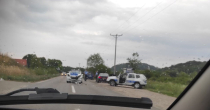 Zaustavljali vozila i prodavali bižuteriju, pa se tokom potjere sudarili s policijom