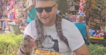 Filip iz Srbije živi sa 10 zmija, najveća ima čak osam metara (VIDEO)