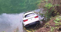 Skupocjeni mercedes sletio u Vrbas, izvlačili ga vatrogasci (FOTO)