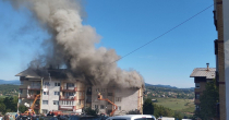 Epilog požara u Vlasenici: Gorjelo osam stanova, na terenu i demineri