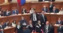Albanija: Haos u parlamentu zbog AI ministarke (VIDEO)
