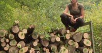 Sandra (27), siječe šumu, reže drva i traži momka koji kuva i pere (VIDEO)