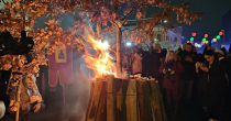 "Neka je srećno Badnje veče": Nalaganje badnjaka u Bijeljini FOTO/VIDEO