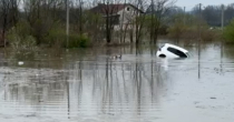 Prijedor: Voda nosila auto i vozača (VIDEO)