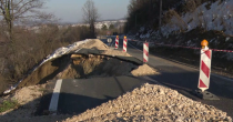 I dalje obustavljen saobraćaj na putu Bijeljina-Tuzla zbog odrona