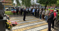 Položeni vijenci i cvijeće ispred bista narodnim herojima u Gradskom parku
