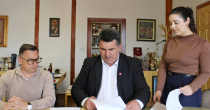 Načelnik Savić potpisao ugovore za realizaciju novih projekata u Loparama