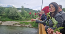 U Bosnu pušteno 11 ruža kao sjećanje na stradale u poplavama u Doboju
