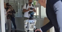Minića dočekao robot na otvaranju Sajma nauke (VIDEO)