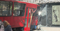 Beograd: Tramvaj izletio iz šina i udario u izlog, više povrijeđenih (VIDEO)
