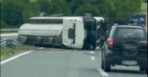 Saobraćajna nezgoda na auto-putu "9. januar": Prevrnula se cisterna sa mlijekom (VIDEO)