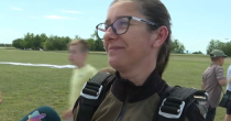 Srbija: Đaci učiteljici poklonili skok padobranom (VIDEO)