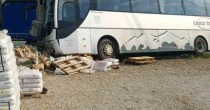 Dvoje djece i vozač povrijeđeni u sudaru automobila i autobusa kod Laktaša