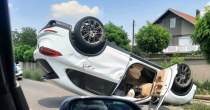 Prevrnut automobil u saobraćajnoj nezgodi na putu Bijeljina – Zvornik