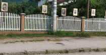Podsjetnik na zločine: Fotografije srpskih žrtava postavljene uz put Bratunac – Srebrenica