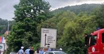 Nastavalja se drama kod Pala: Muškarac se juče popeo na drvo i odbija da siđe