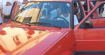Nevjerovatna scena u Sanskom Mostu: 20 ljudi stalo u legendarni „golf 2“ (VIDEO)