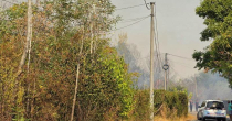Požar u vikend naselju Amajlije: Trenutno su napori usmjereni na zaustavljanje širenja požara i odbranu vikendica (FOTO)
