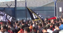 Napeto ispred Euleksa u Kosovu Polju: Albanci gađaju zgradu kamenjem i flašama, uzvikuju „UČK“