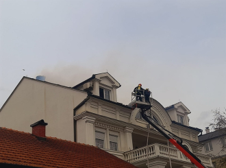 Bijeljina: Vatrogasci gase požar na kući u centru grada (FOTO)