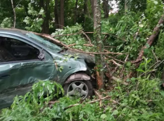 Bijeljina: U slijetanju automobila sa kolovoza povrijeđena dva maloljetna lica
