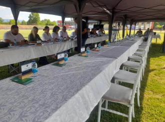 Teslićki odbornici na terenu: Sjednica Skupštine na stadionu zbog mjera zabrane