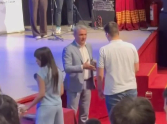Srbija: Vukovci odbili da se rukuju sa gradonačelnikom (VIDEO)