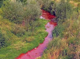 "Pukao dihtung": Crveni mulj obojio Sapnu, pritoku Drine