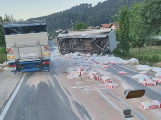 Kod Doboja se prevrnuo kamion pun brašna