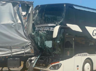 Srbija: Autobus pun turista se zakucao u kamion, ima povrijeđenih