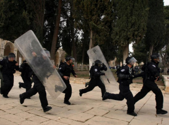 Izraelske snage opkolile džamiju al-Aksa 