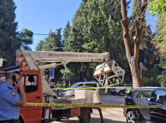 Trebinje: Radnici prilikom čišćenja ispali iz korpe na dizalici