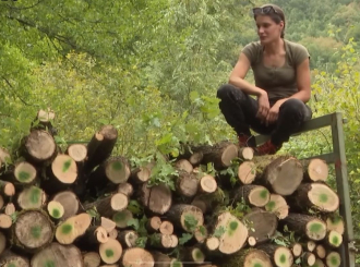 Sandra (27), siječe šumu, reže drva i traži momka koji kuva i pere (VIDEO)