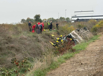 MUP Srbije: Dvije osobe poginule, 80 povrijeđenih u prevrtanju autobusa