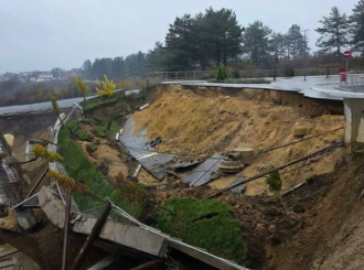 Srbija: Obrušavaju se potporni zidovi i dio pristupne saobraćajnice u Kragujevcu (VIDEO)