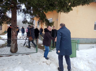 Dodik i Minić obišli porodicu Vasilić u Donjem Žabaru – stiže pomoć za obnovu izgorjele kuće