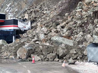 Odron prijetio tragedijom: Kamenje se obrušilo na benzinsku pumpu u Zvorniku
