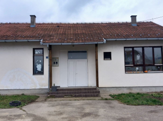 Bratunac: Odbornici RSS donirali nova vrata za područnu školu u Tegarama