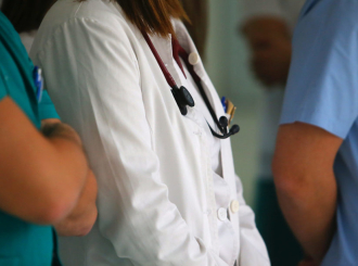 Pregovori o povećanju plata u zdravstvu: Koliko nudi Vlada, a koliko traže sindikati?