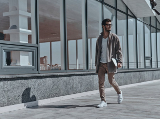 Poslovno-ležerni stil za muškarca koji ostavlja snažan utisak