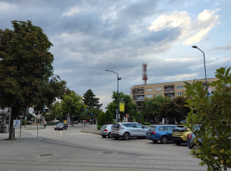 Sutra promjenljivo oblačno i nestabilno, sunce na jugu