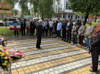 Položeni vijenci i cvijeće ispred bista narodnim herojima u Gradskom parku