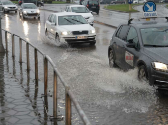 Vozači, smanjite brzinu: AMS izdao važno upozorenje zbog nevremena