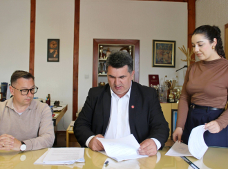 Načelnik Savić potpisao ugovore za realizaciju novih projekata u Loparama