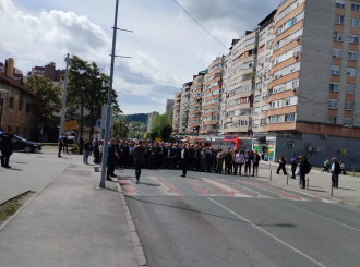 Učesnici komemorativnog skupa stigli u Tuzlu (FOTO)