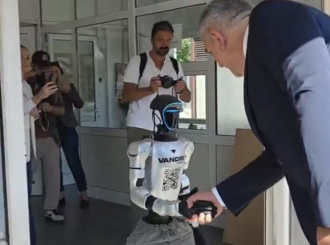 Minića dočekao robot na otvaranju Sajma nauke (VIDEO)