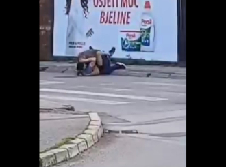 Tuča pred prolaznicima u centru Banjaluke (VIDEO)