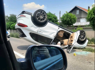 Prevrnut automobil u saobraćajnoj nezgodi na putu Bijeljina – Zvornik