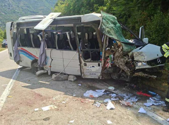 Crna Gora: Prevrnuo se kombi pun putnika, dvoje nastradalo i 17 povrijeđeno