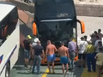 Hrvatska: Autobus na sprat zapeo na trajektu za Korčulu, ljudi ga tresli i gurali